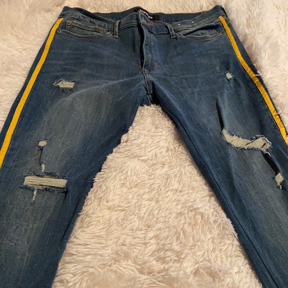 Yellow striped and cropped distressed blue jeans.